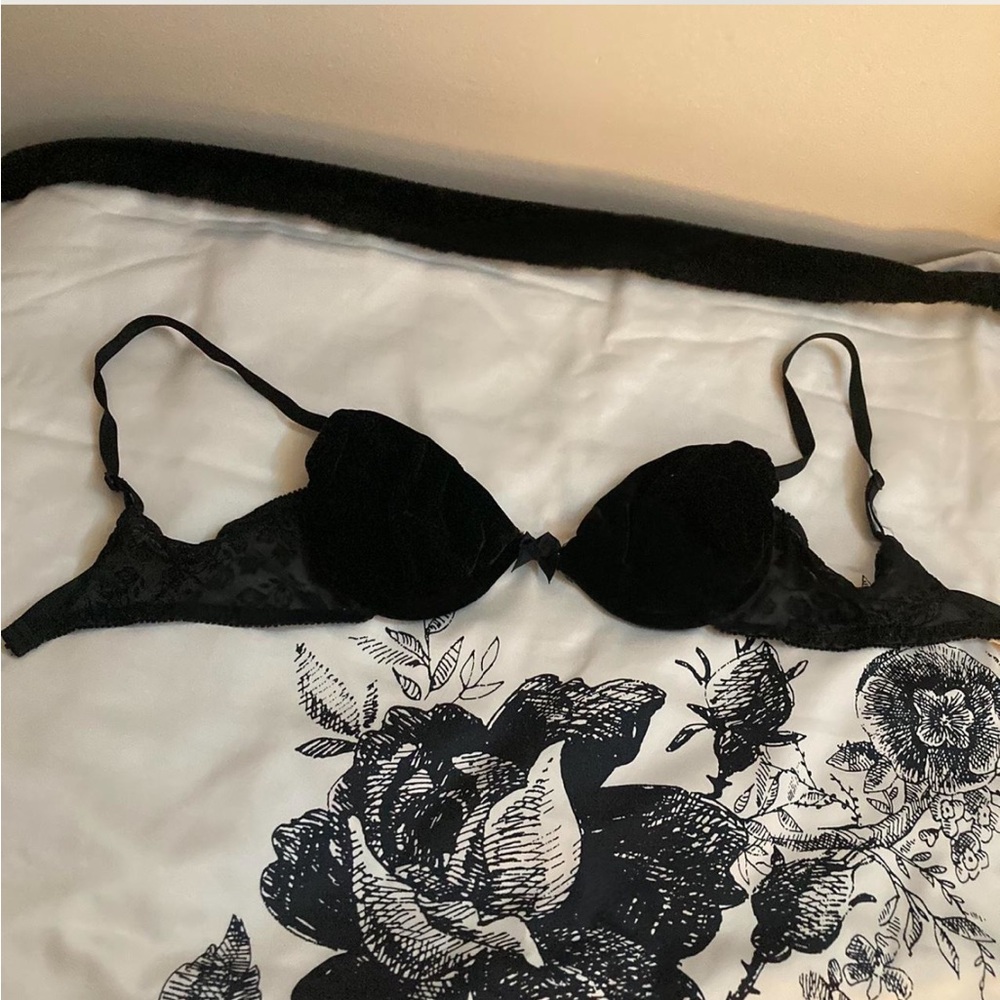 Vintage Victoria’s Secret Delicates Black Velvet & Lace Bra